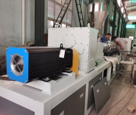 雙螺桿PE異型中空壁設(shè)備試機成功