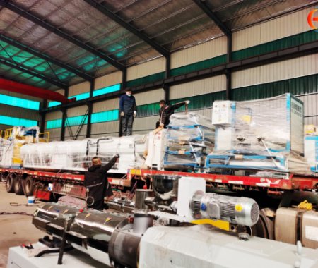 纏繞管設(shè)備發(fā)貨，可生產(chǎn)雙高筋纏繞管，中空壁纏繞管